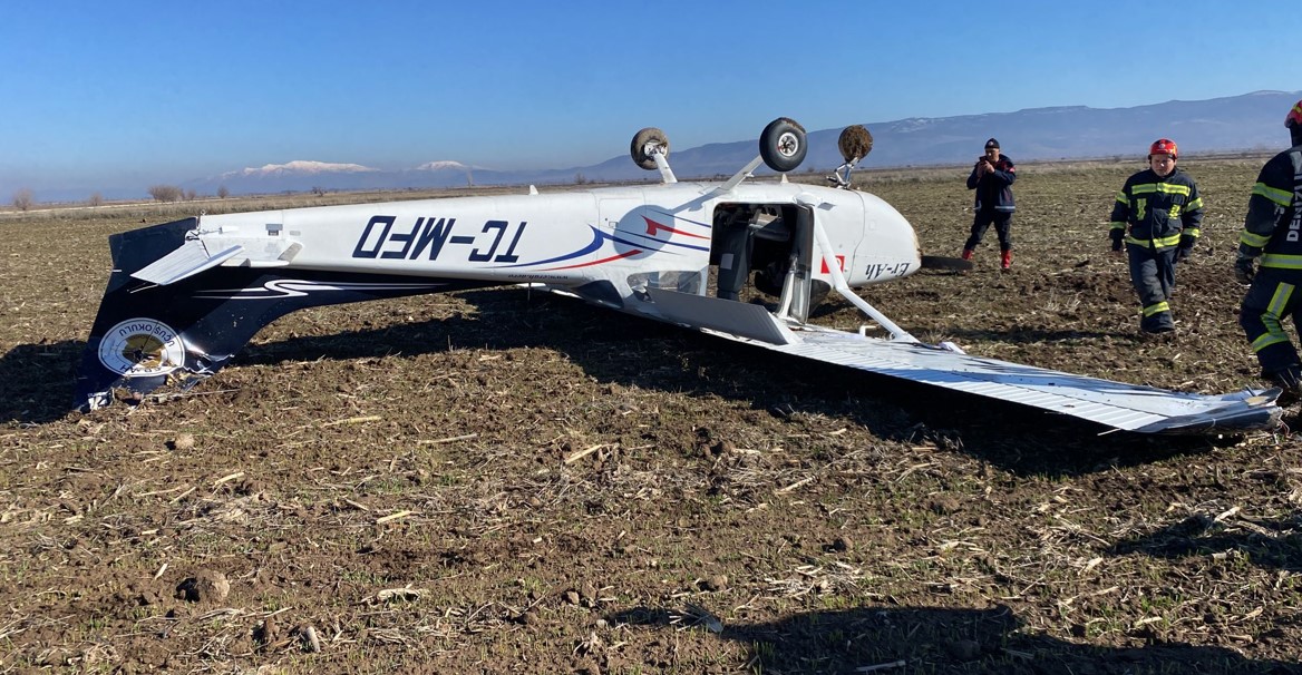 Isparta'dan Havalanan Eğitim Uçağı Denizli'de Sert Iniş Yaptı1