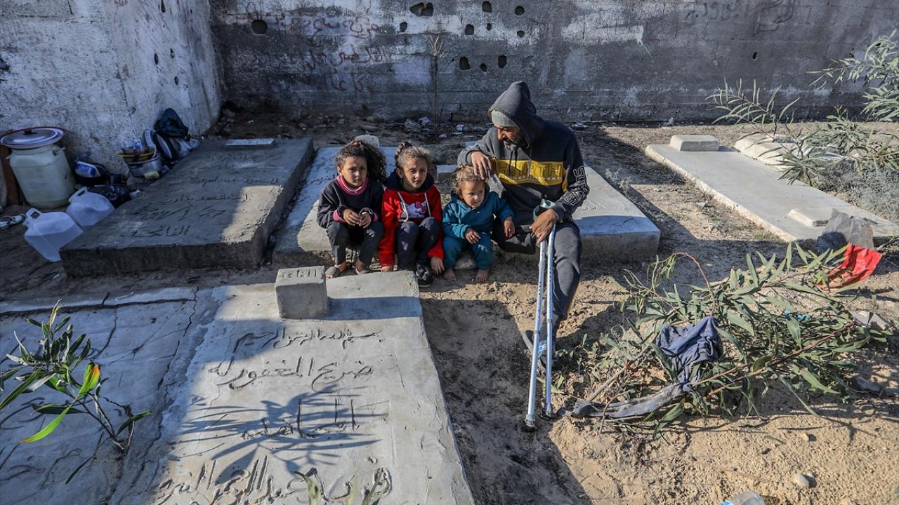 Hayatta kalma mücadelesi: Filistinli aile mezarlıkta yaşamaya başladı