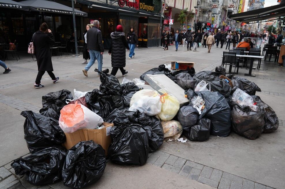 İzmir'de Sokaklarda Çöp Yığınları Oluştu1