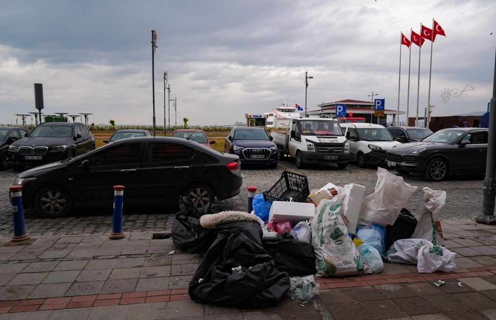 İzmir'de Sokaklarda Çöp Yığınları Oluştu2