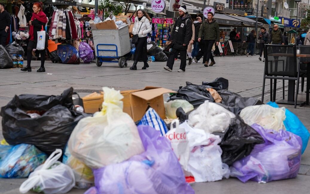 İzmir'de Sokaklarda Çöp Yığınları Oluştu3