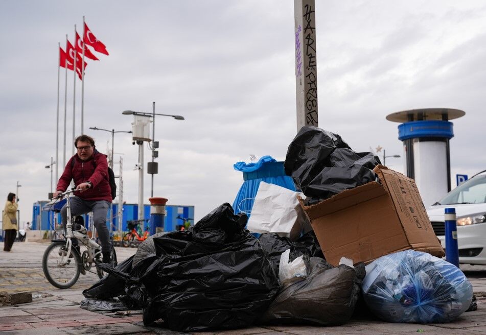 İzmir'de Sokaklarda Çöp Yığınları Oluştu4