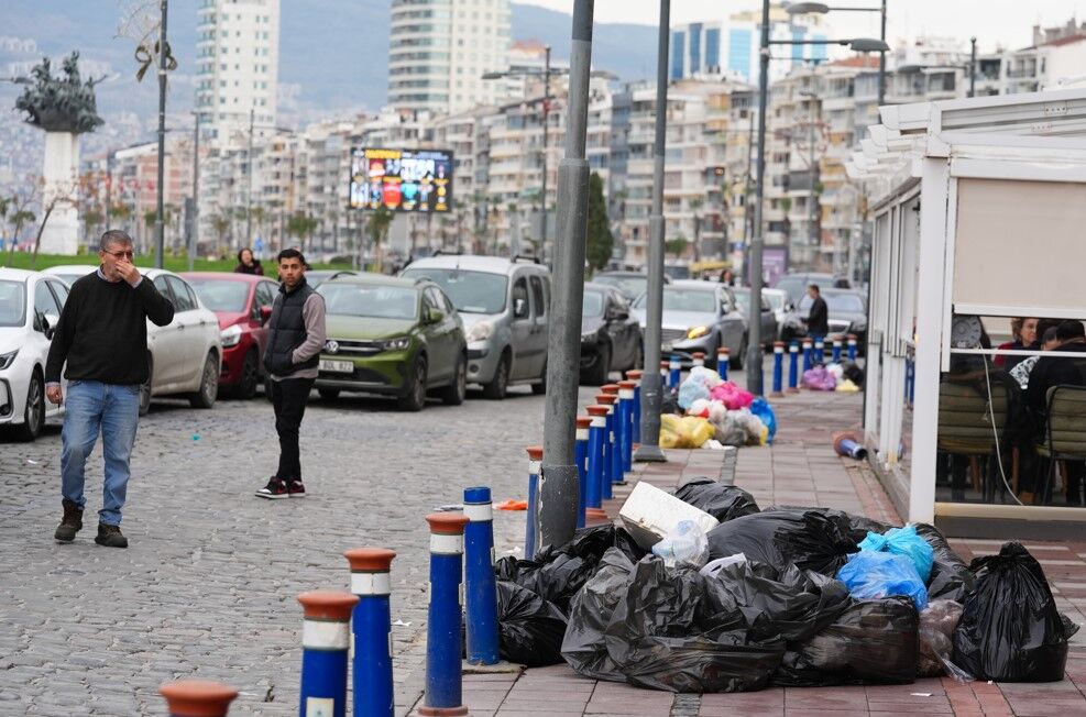 İzmir'de Sokaklarda Çöp Yığınları Oluştu5