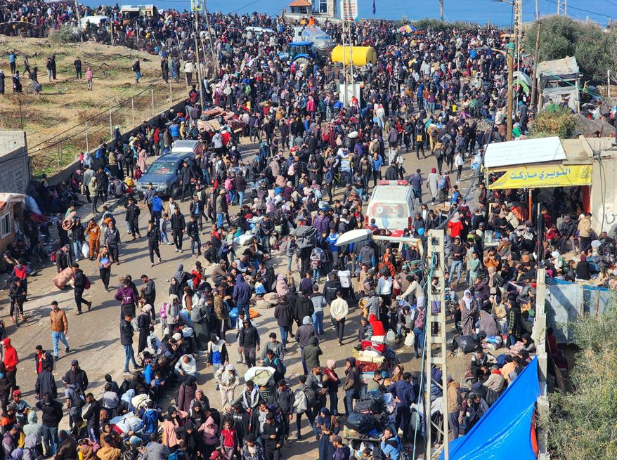 On Binlerce Filistinli Gazze'nin Kuzeyindeki Evlerine Dönmek Için Yola Çıktı4