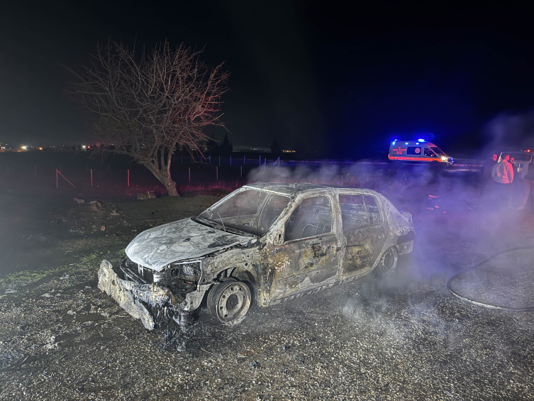 Uşak'ta Yanan Aracın Içerisinde 1 Kişinin Cansız Bedeni Bulundu1