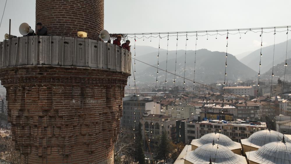 626 Yıllık Ulu Cami'ye Ramazan Mahyası Asıldı3