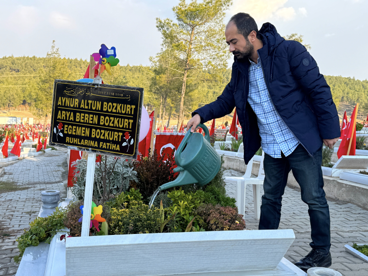 Asrın Felaketinde Ailesini Kaybeden Baba, Her Gün Mezarlığa Hediyeler Götürüyor1