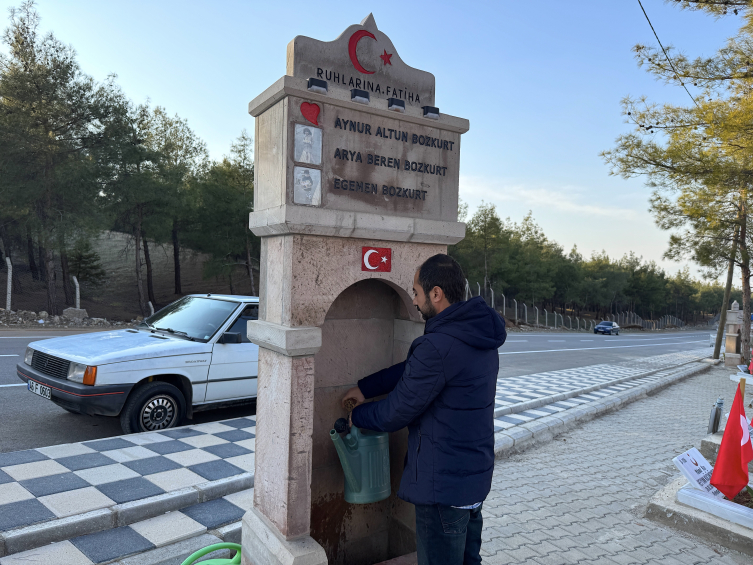 Asrın Felaketinde Ailesini Kaybeden Baba, Her Gün Mezarlığa Hediyeler Götürüyor3