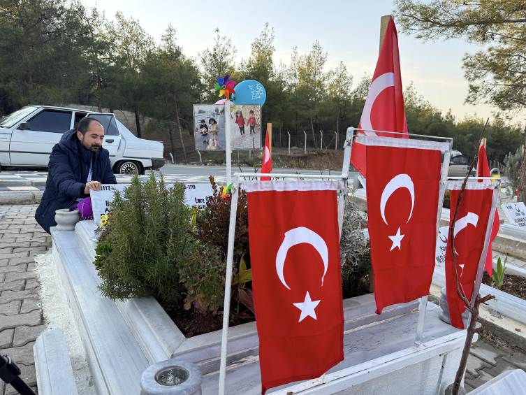 Asrın Felaketinde Ailesini Kaybeden Baba, Her Gün Mezarlığa Hediyeler Götürüyor4