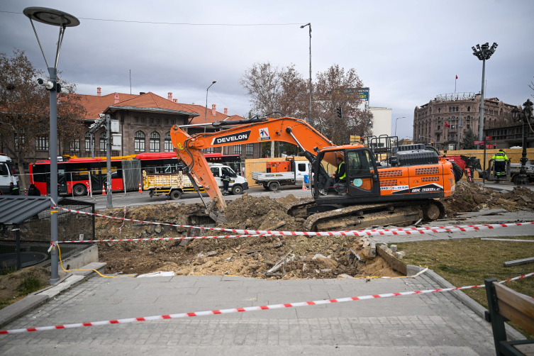 Başkent'te Yüzüncü Yıl Meydanı'nda Göçük