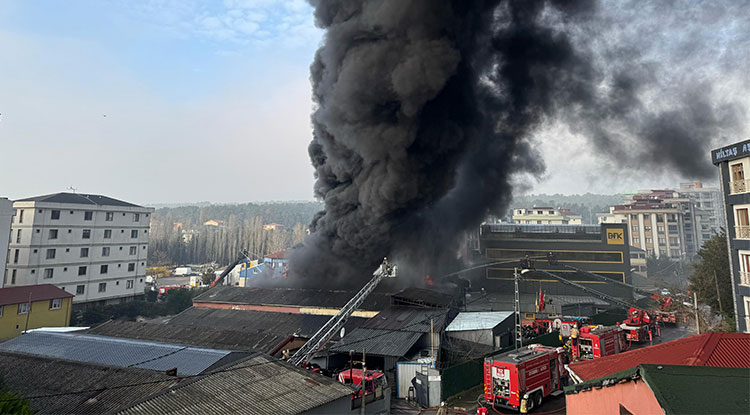 Çekmeköy'de Lastik Fabrikasında Yangın Çıktı 1