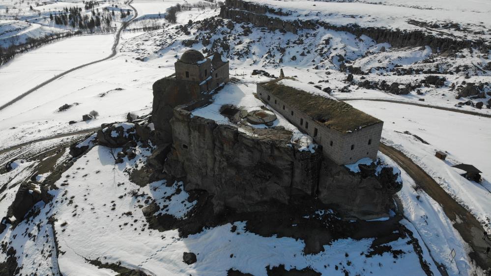 Dik Kayalar Üzerindeki Yüksek Kilise Dikkat Çekiyor1