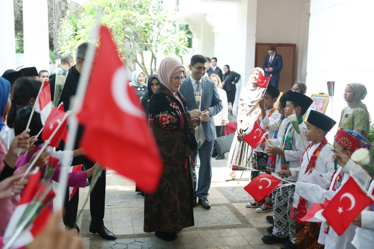 Emine Erdoğan Endonezya'da Yunus Emre Enstitüsünü Ziyaret Etti1