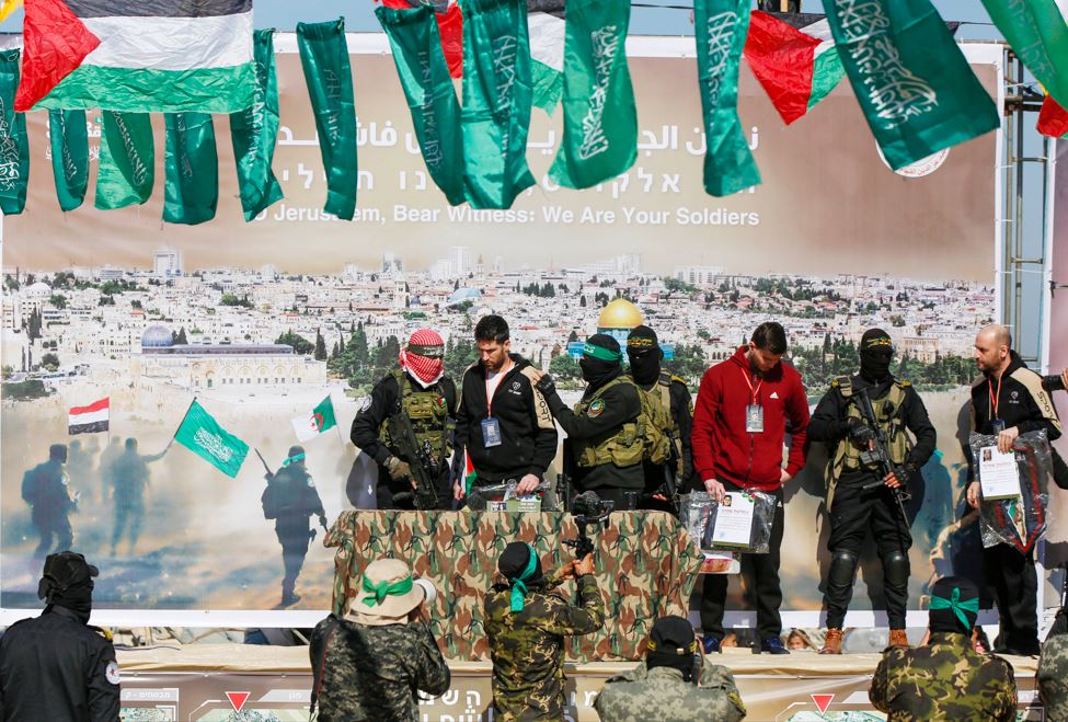 Hamas, Esir Takasının 6. Turunda Gazze'deki 3 İsrailli Esiri Kızılhaç'a Teslim Etti1