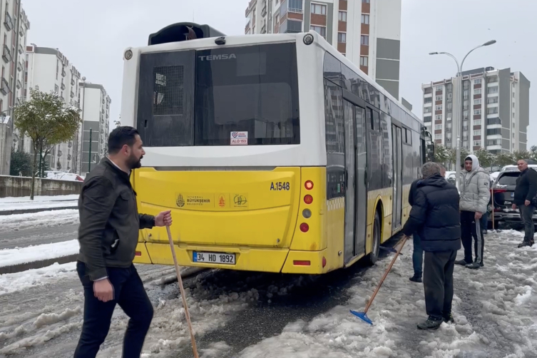 İstanbul’da İett Otobüsü Yolda Kaldı1