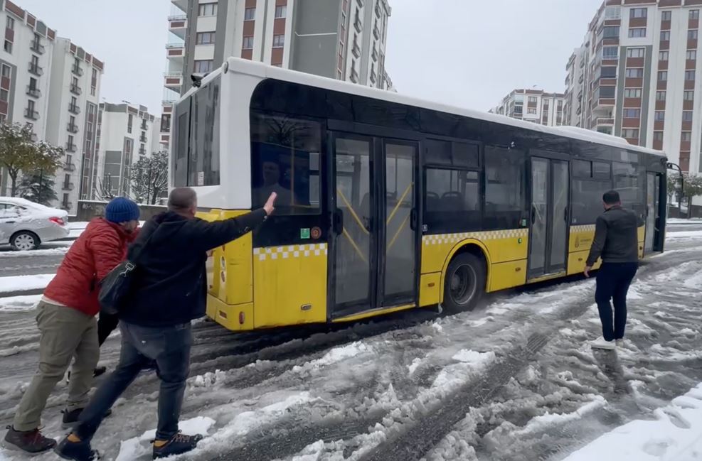 İstanbul’da İett Otobüsü Yolda Kaldı2