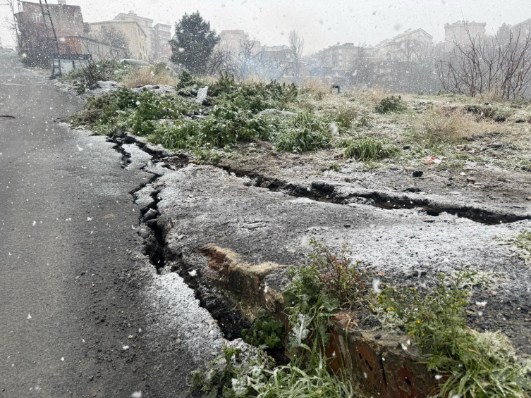 İstanbul'da Toprak Kayması Çatlağa Sebep Oldu1