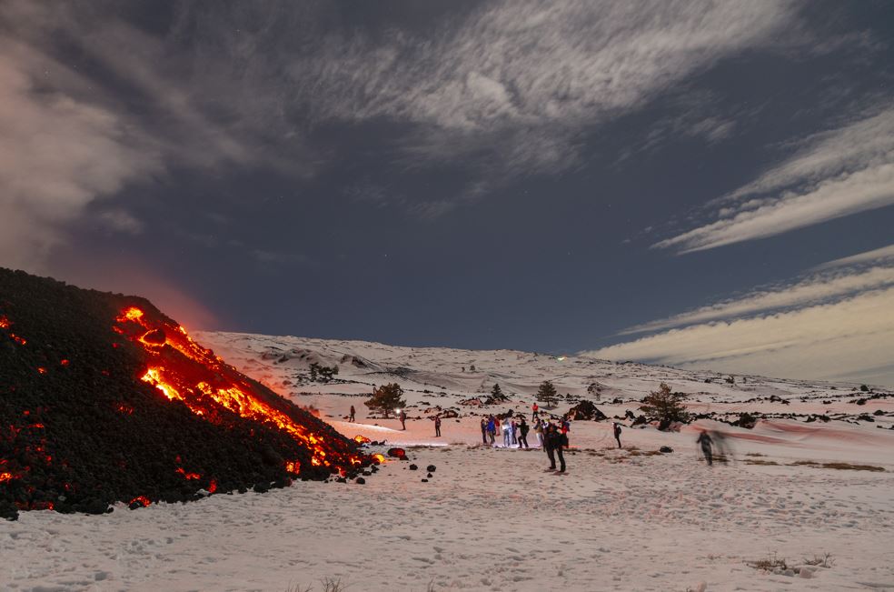 İtalya'da Etna Yanardağı'ndaki Lav Akışı Sürüyor1