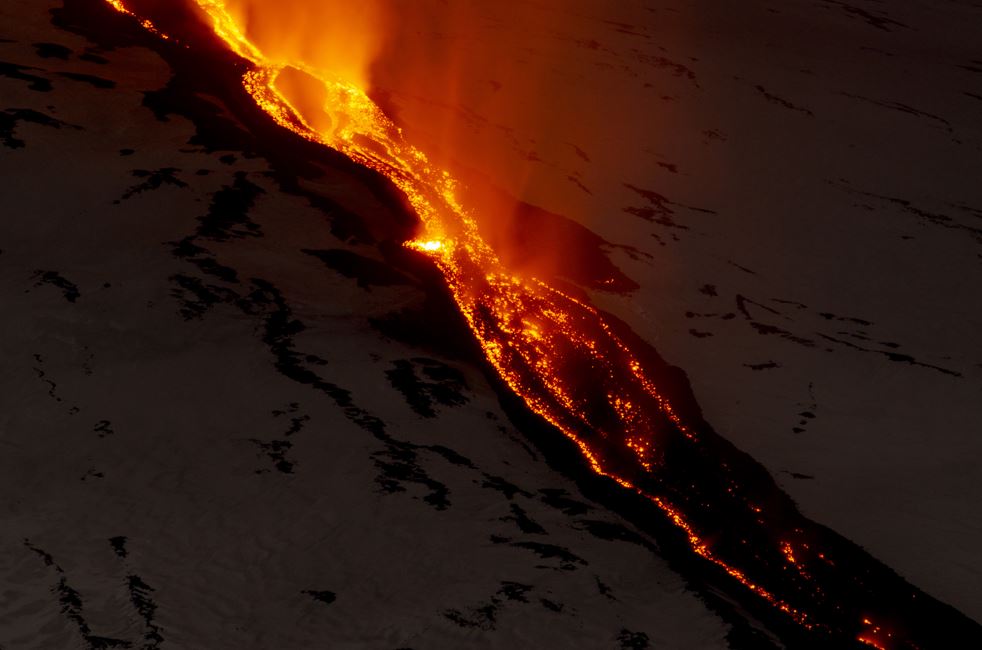 İtalya'da Etna Yanardağı'ndaki Lav Akışı Sürüyor2