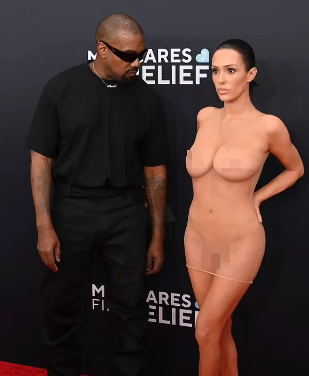 Kanye West’in Eşi Bianca Censori Törene Çırılçıplak Geldi2