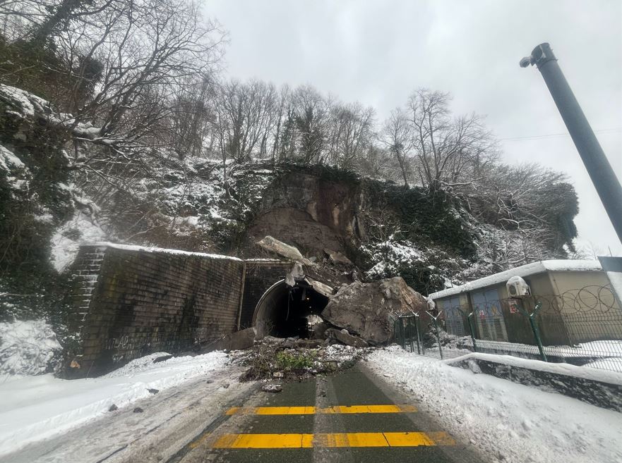 Karadeniz Sahil Yolu’nda Heyelan1