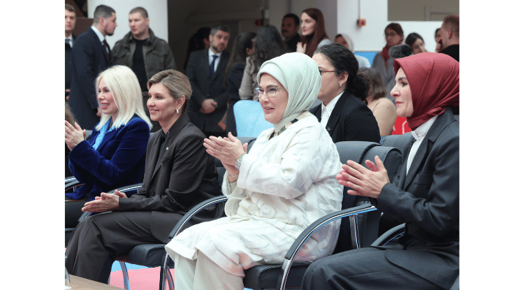 Rektör Özkan, Lider Eşleriyle Savaş Mağduru Ukraynalı Çocukları Ziyaret Etti2