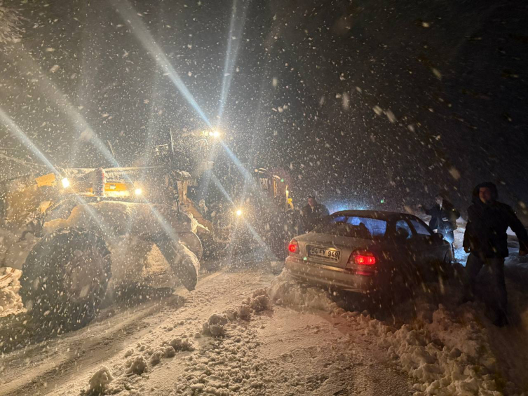 Sakarya'da Kar Yağışı Etkili Oldu, Araçlar Yollarda Kaldı1