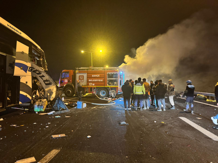 Zincirleme Trafik Kazasında Tır Alev Topuna Döndü1