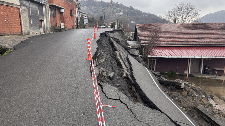 Zonguldak'ta Heyelan Sebebiyle Yol Çöktü1