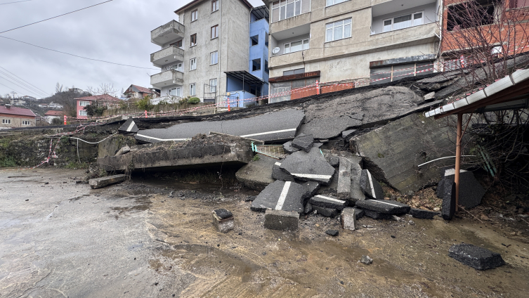 Zonguldak'ta Heyelan Sebebiyle Yol Çöktü2