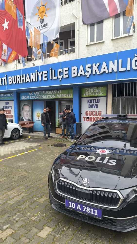 Ak Parti Burhaniye İlçe Başkanlığı Binasına Taşlı Saldırı1