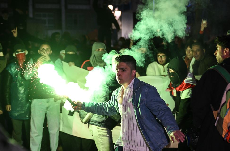 Ankara'da Provokatörler Polise Havai Fişek Attı1