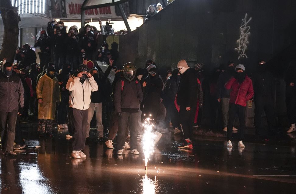 Ankara'da Provokatörler Polise Havai Fişek Attı2