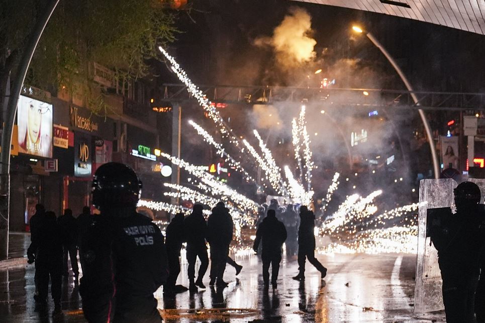 Ankara'da Provokatörler Polise Havai Fişek Attı3