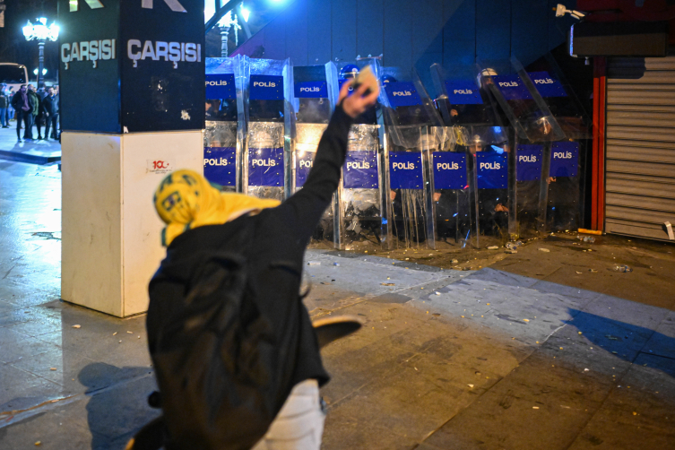 Ankara'da Provokatörler Polise Havai Fişek Attı4