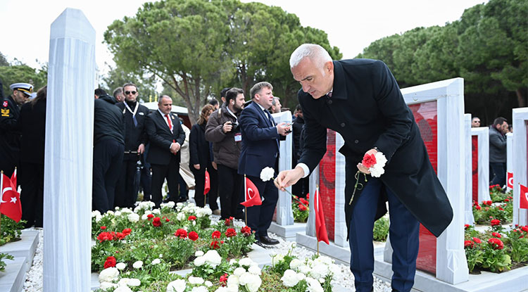 Bakan Ersoy Galata Kulesi'ni, Çanakkale Ruhuyla Aydınlattık 2