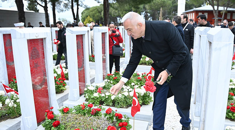 Bakan Ersoy Galata Kulesi'ni, Çanakkale Ruhuyla Aydınlattık 3