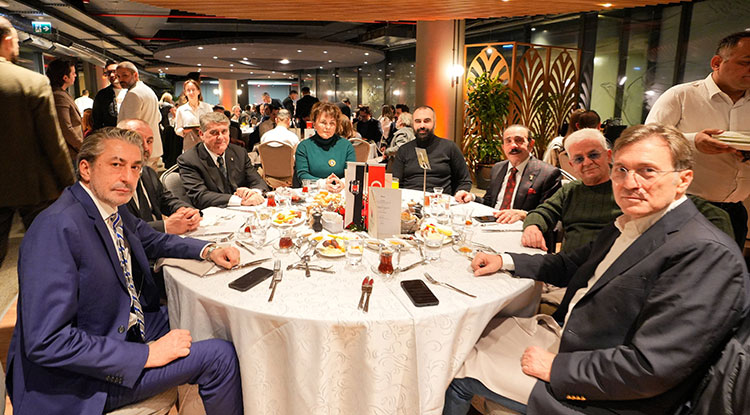 Beşiktaş Camiası Iftarda Bir Araya Geldi 1