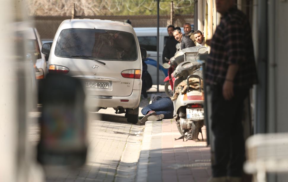 Çanakkale'de Dehşet Tüfekle Balkona Çıkan Şüpheli Bir Kişiyi Vurdu1