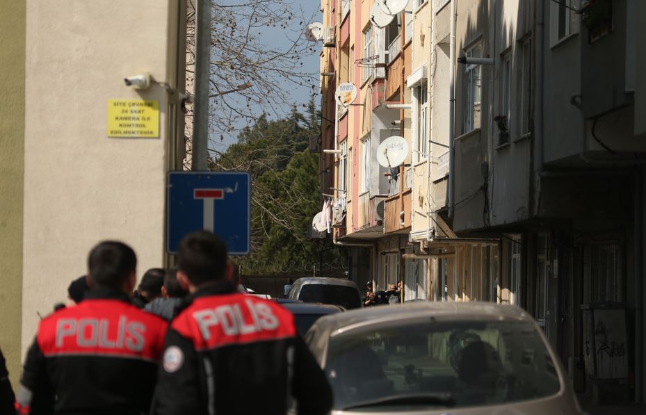 Çanakkale'de Dehşet Tüfekle Balkona Çıkan Şüpheli Bir Kişiyi Vurdu3