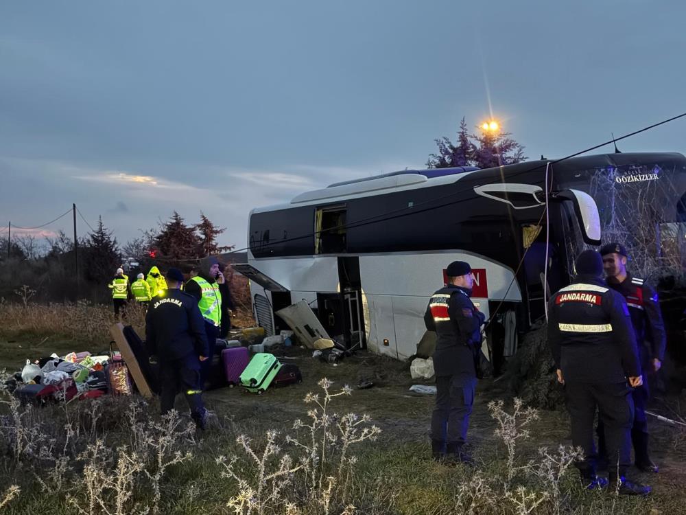 Çanakkale’de Yolcu Otobüsü Yoldan Çıktı1