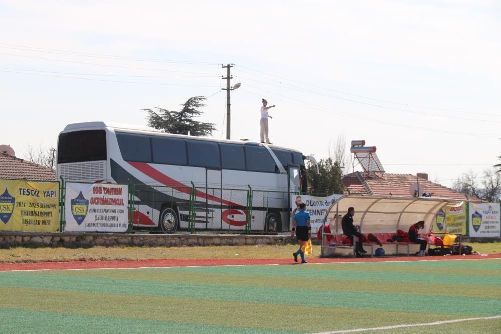 Cezalı Teknik Direktör Pınar Konca, Takım Otobüsünün Üzerinde Taktik Verdi