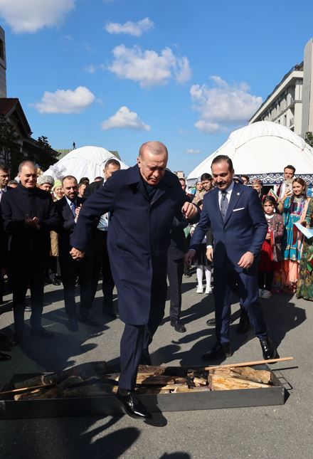 Cumhurbaşkanı Erdoğan, İstanbul'da Nevruz Ateşini Yaktı