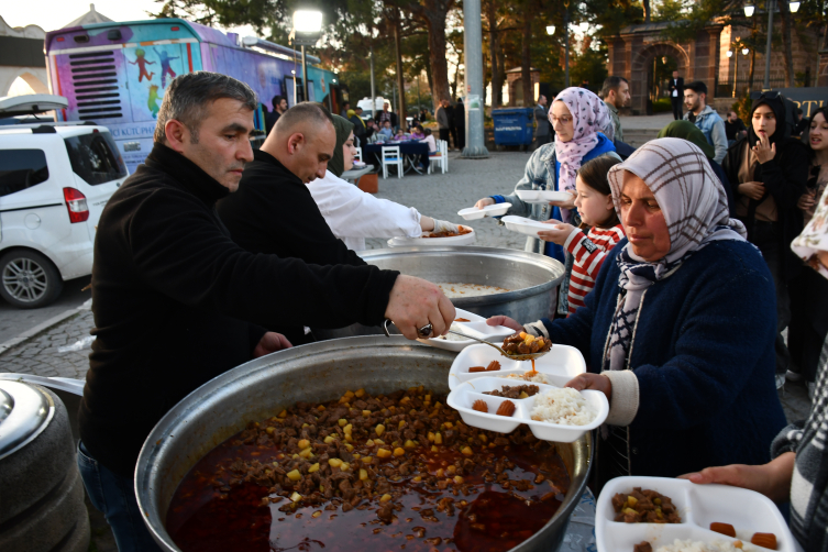 Ertuğrul Gazi Türbesi'nde Toplu Iftar Sevinci Yaşandı1