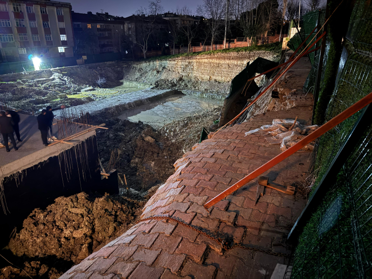 İstanbul'da Inşaat Çalışması Sırasında Yol Çöktü1