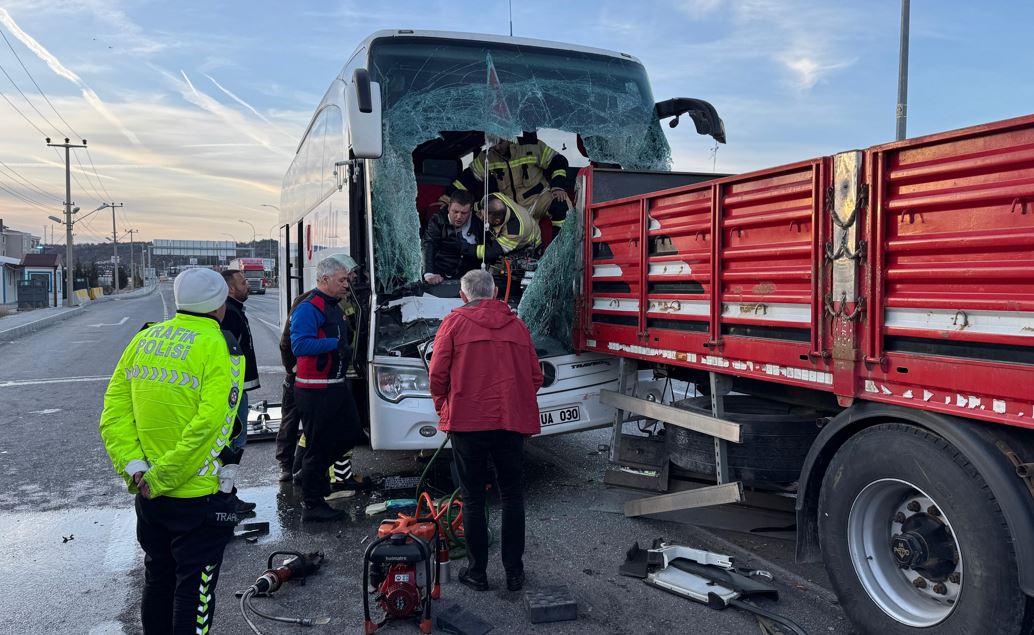 Kütahya'da Yolcu Otobüsü Tıra Çarptı1