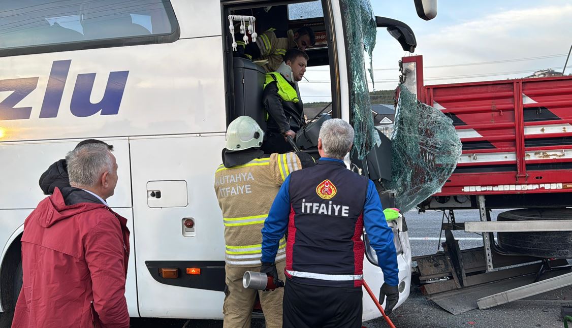 Kütahya'da Yolcu Otobüsü Tıra Çarptı2