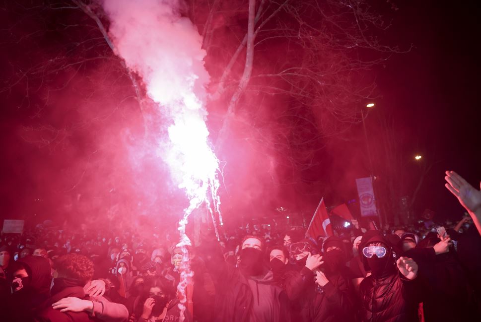 Saraçhane’de Izinsiz Gösteri Yaparak Polise Saldırdılar2