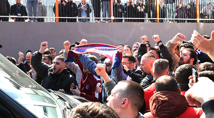 Trabzonspor Taraftarı, Fatih Tekke'yi Sevgi Gösterileriyle Karşıladı 1