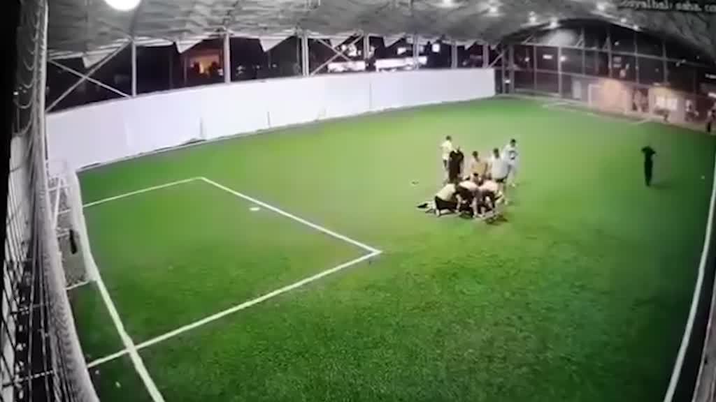 Halı sahada fenalaşan kişi hayatını kaybetti: O anlar kamerada Halı sahada fenalaşan kişi hayatını kaybetti: O anlar kamerada